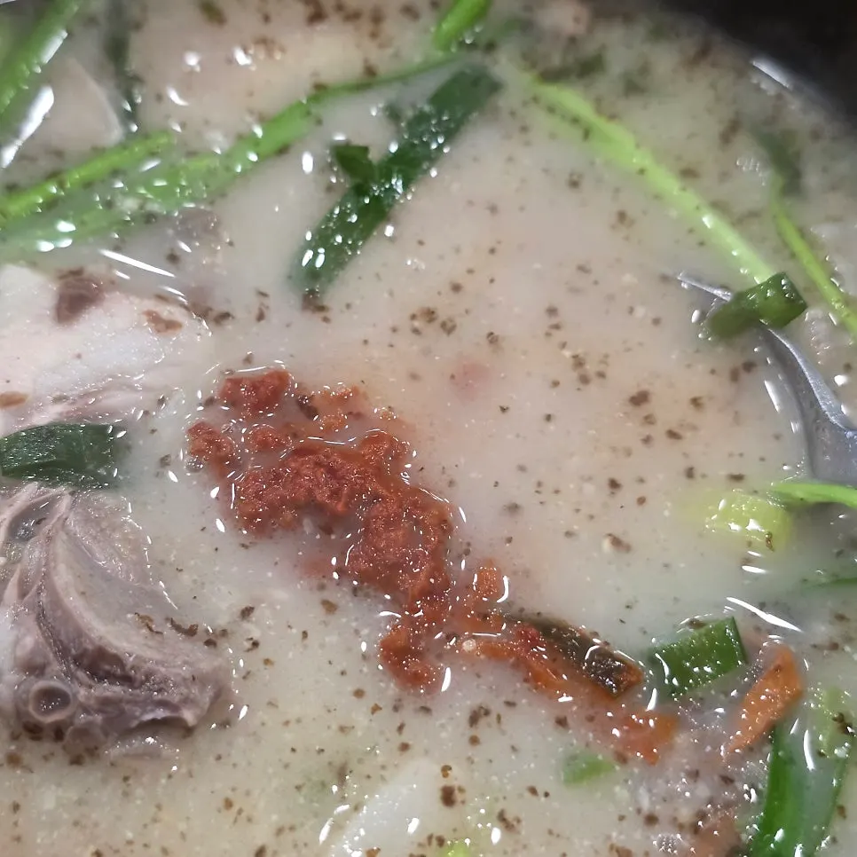 머릿고기와 순대 건더기를 들어 올린 순대국