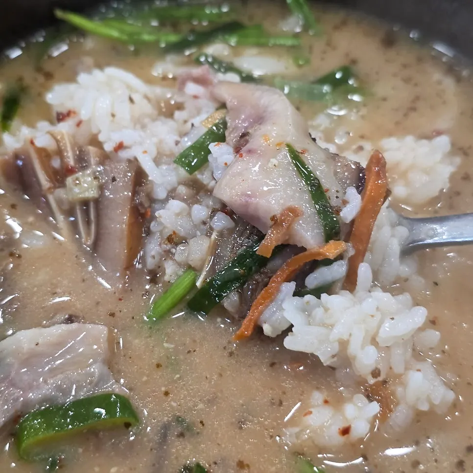 밥을 말아 완성한 순대국밥