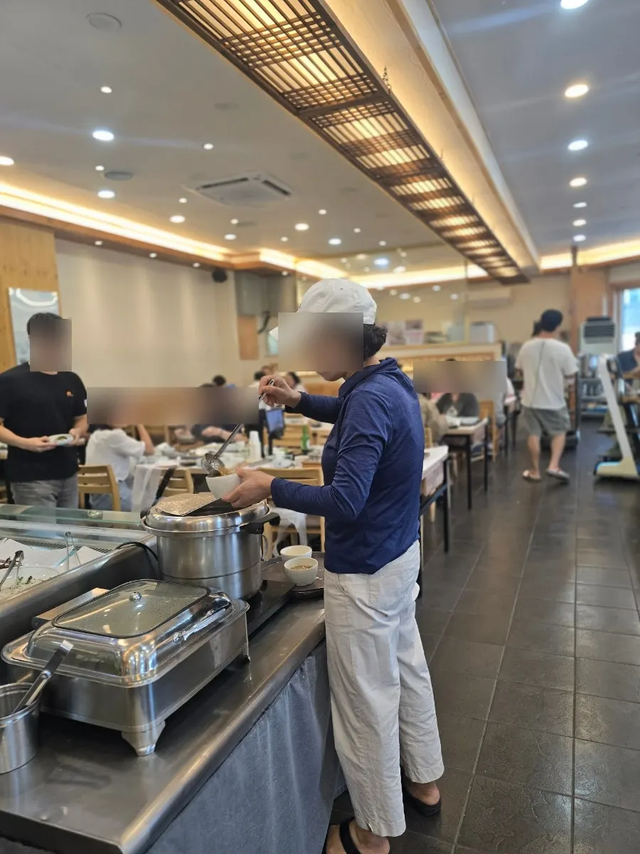 Interior restoran dipenuhi tamu