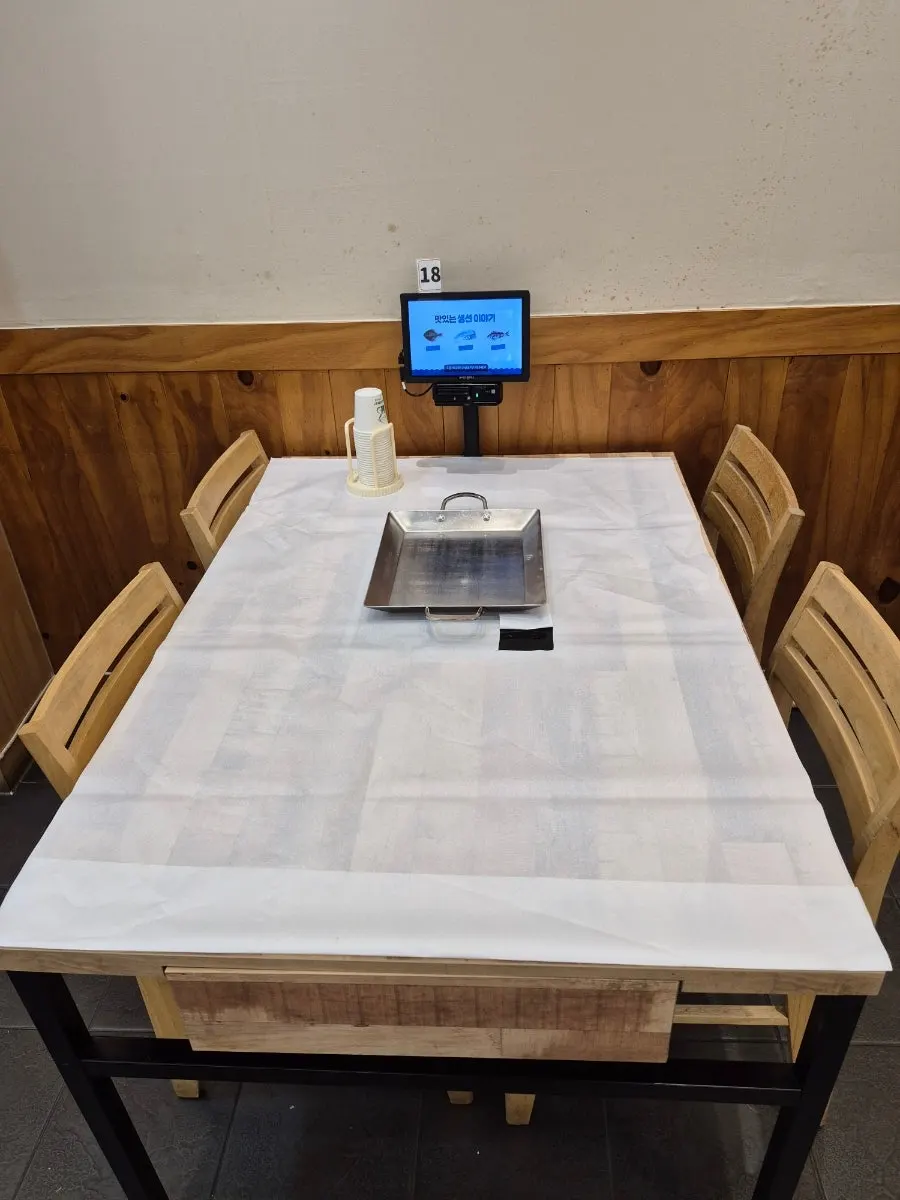 Ruang makan bersuasana rumah makan Korea yang rapi