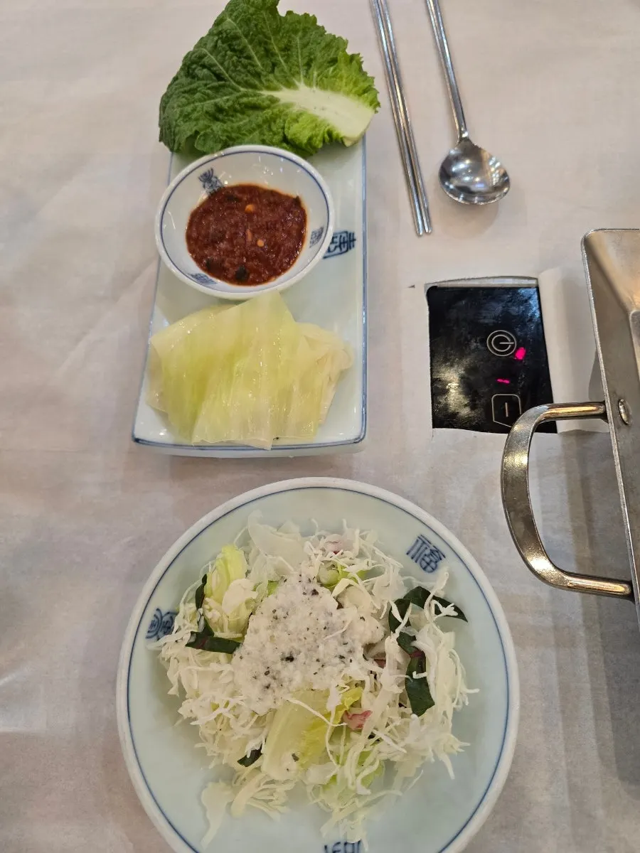 Banchan dasar seperti cheongpomuk dan acar cabai