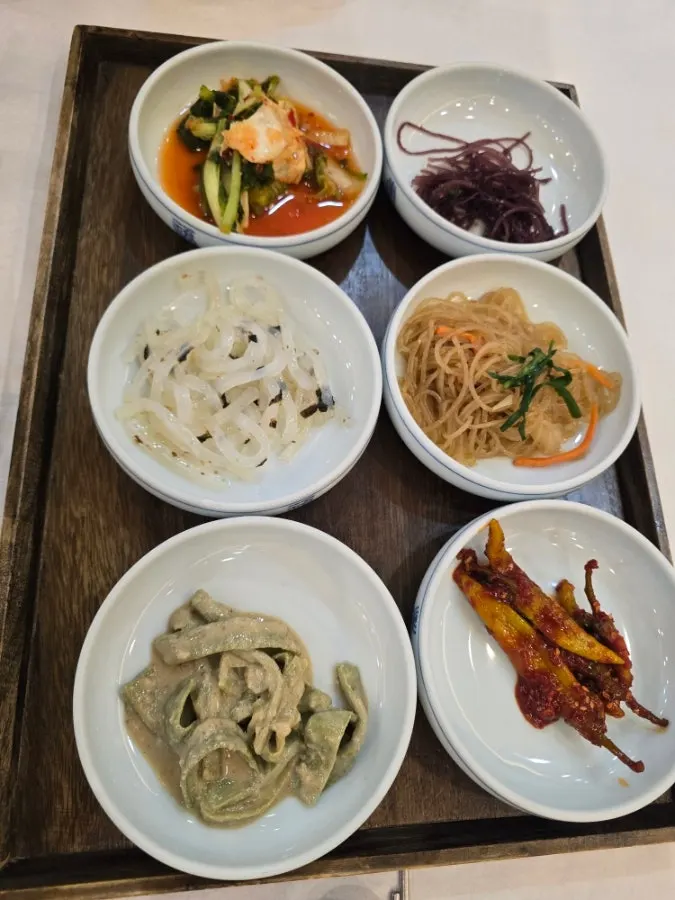 Salad yang disajikan bersama set