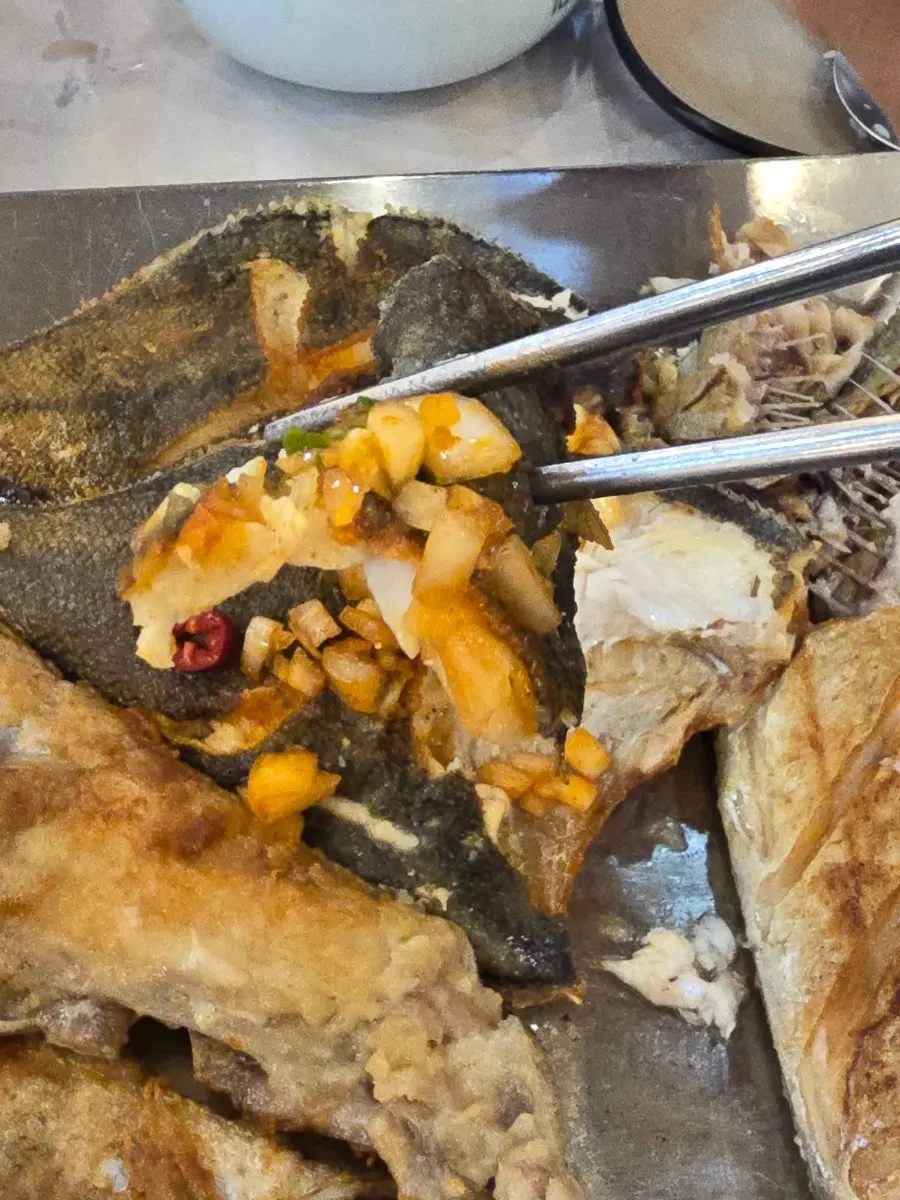 Daging kod bakar yang sudah disuwir