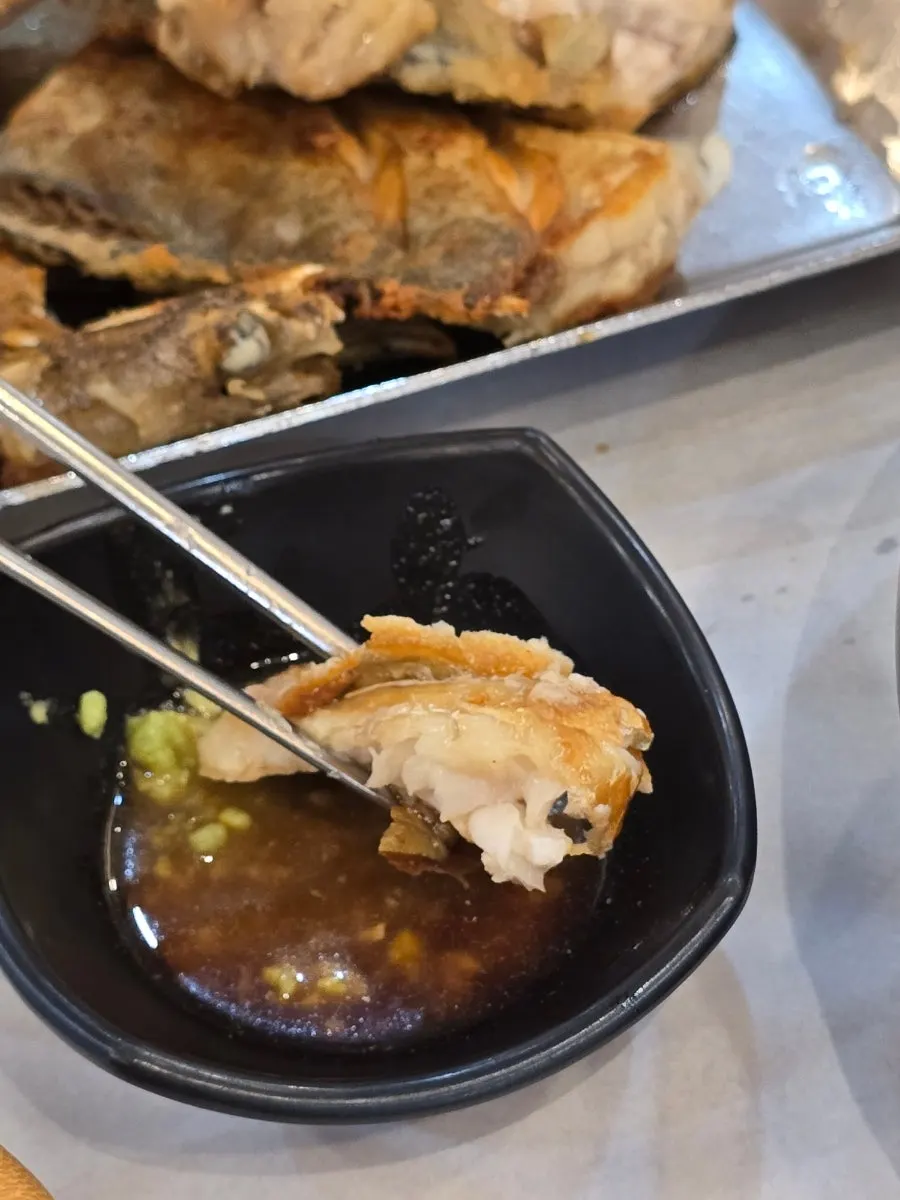 Ikan bakar dan nasi di atas daun ssam