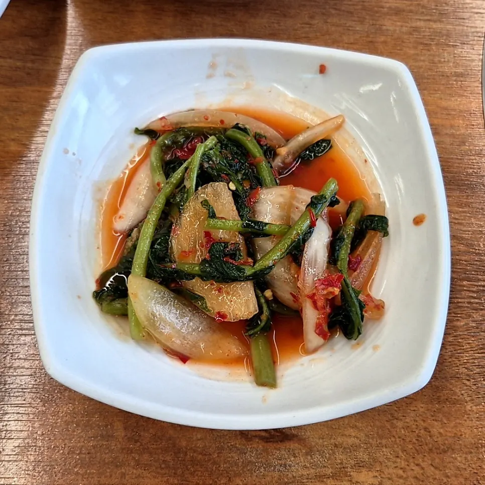 물김치와 잡채 밑반찬