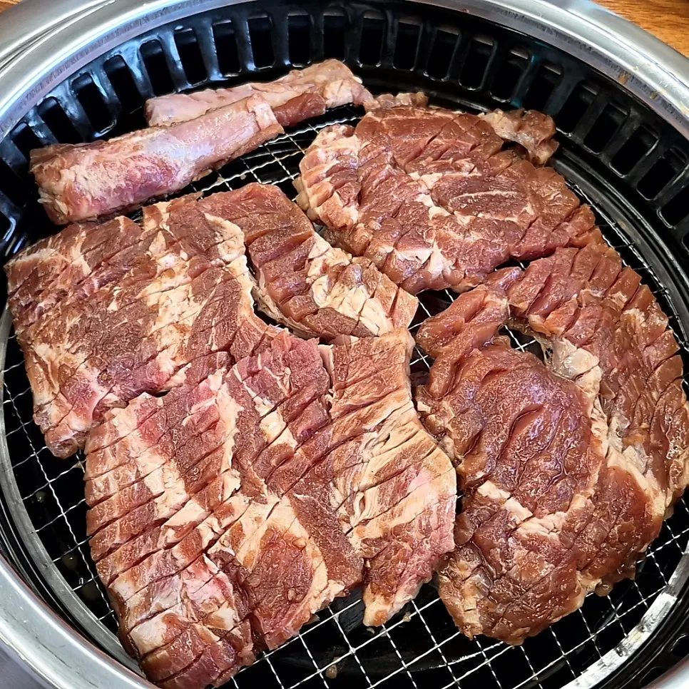 불판에 올리기 전 양념 돼지고기