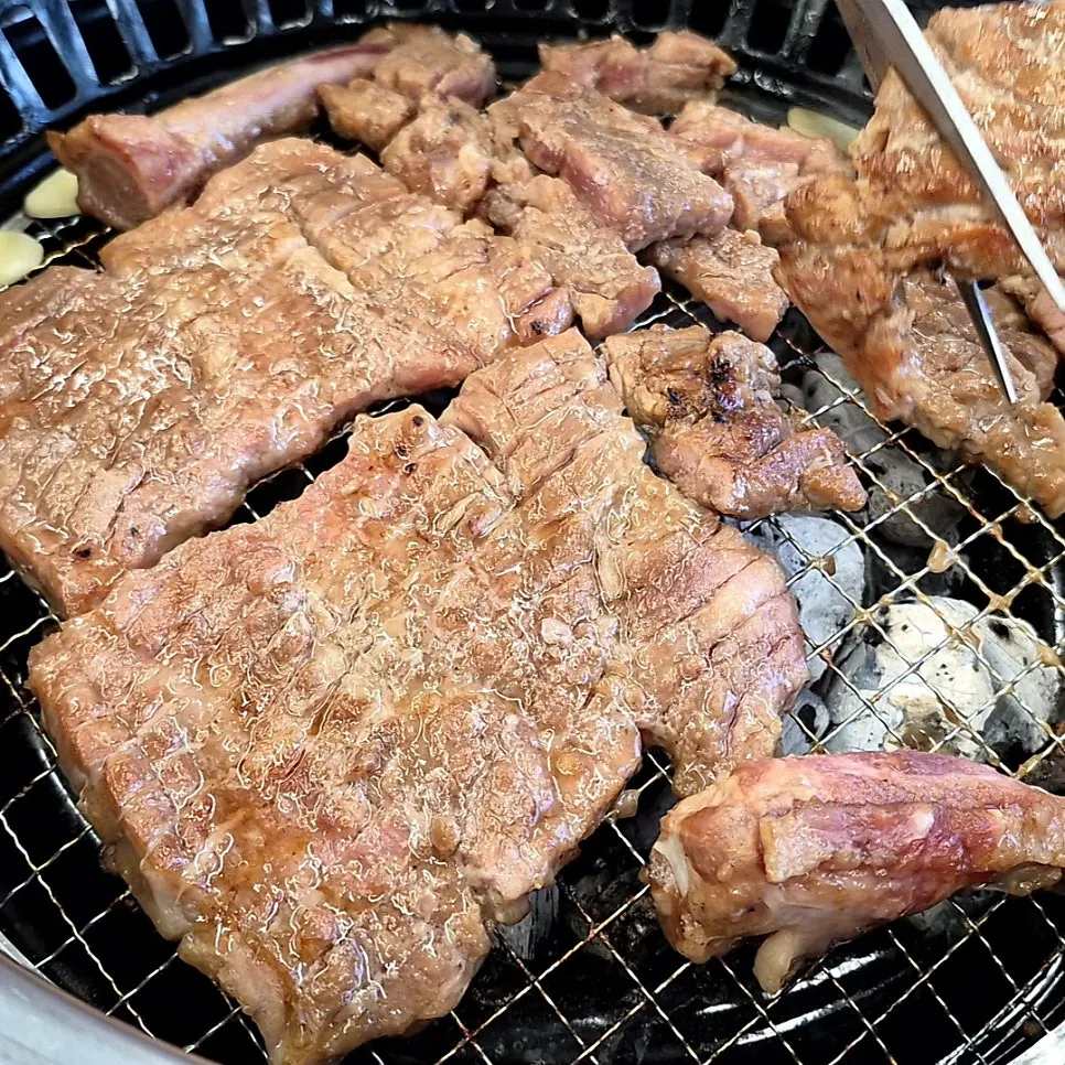 불판 위에서 굽는 양념고기