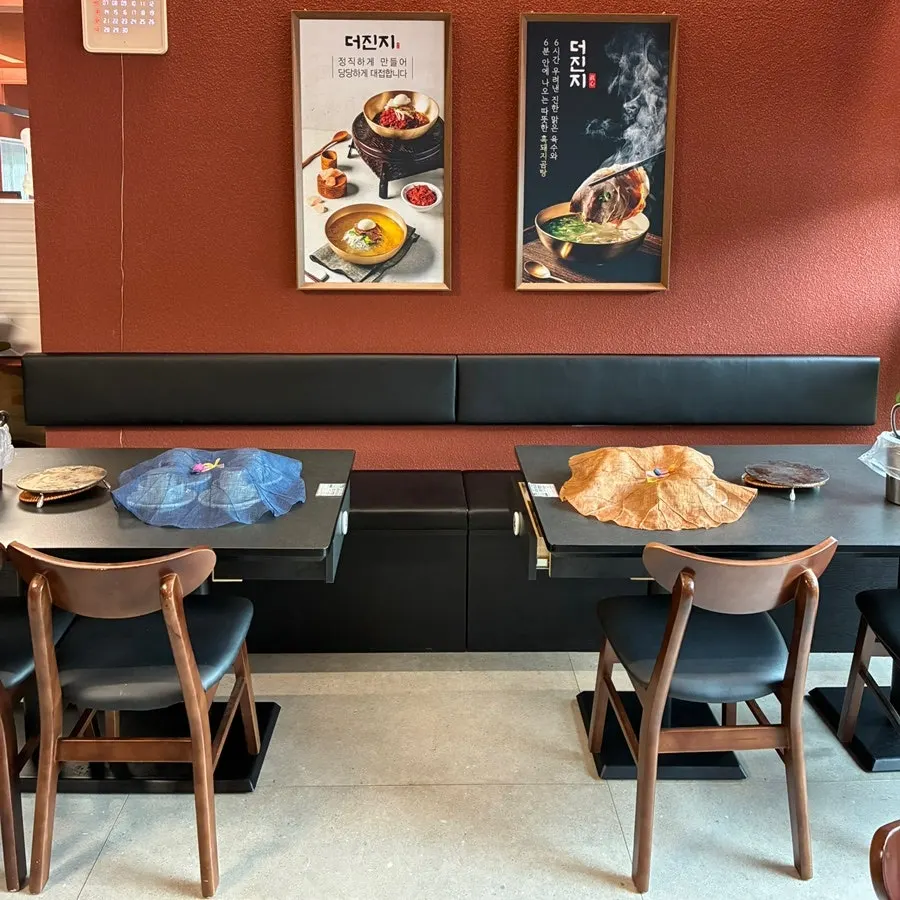 铺着复古桌布的餐桌