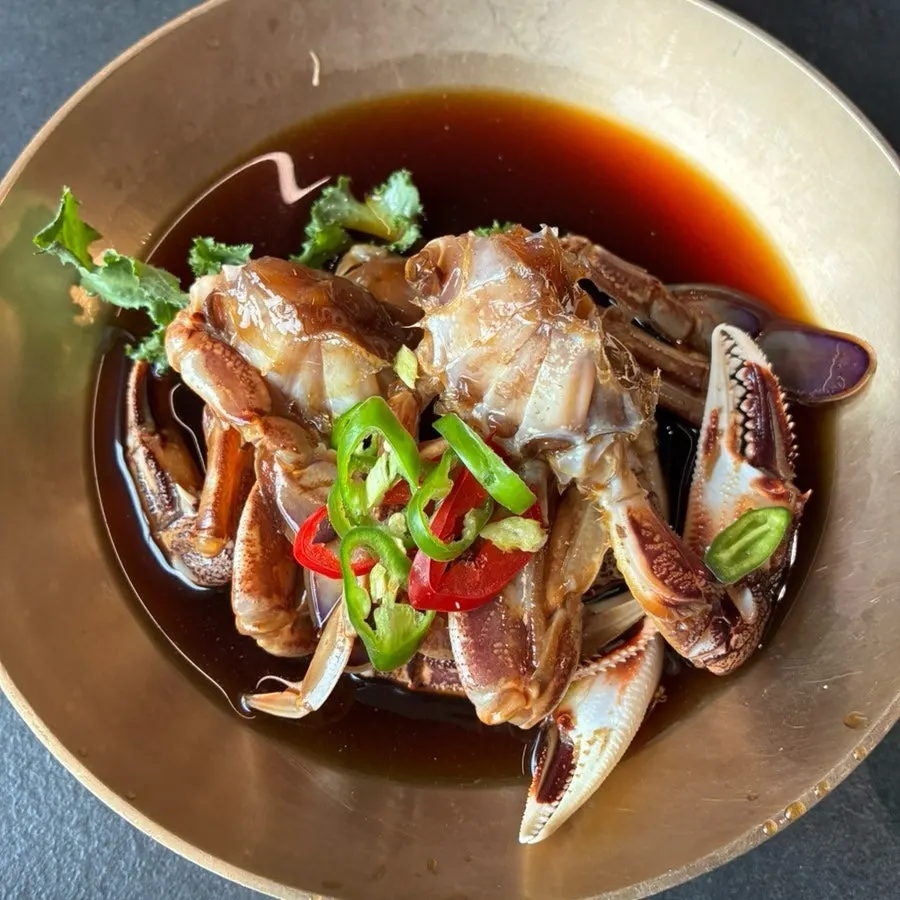作为小菜端上的酱油蟹酱