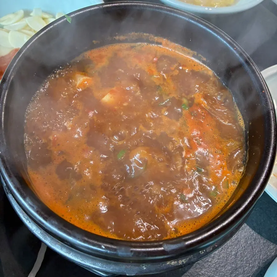 与小菜一同端上的浓郁청국酱