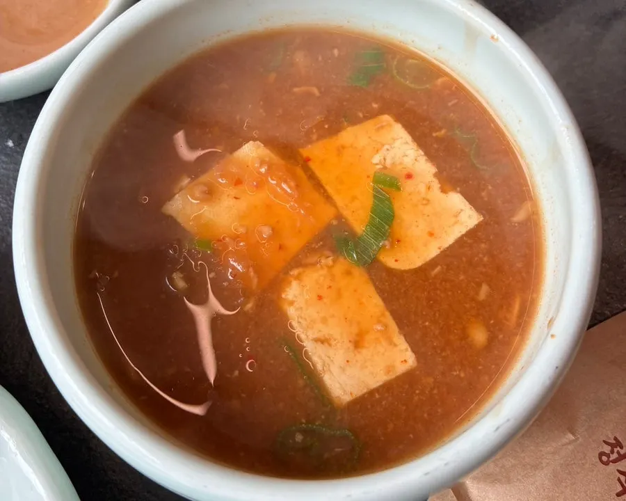 청国酱与米饭摆在一起的饭桌