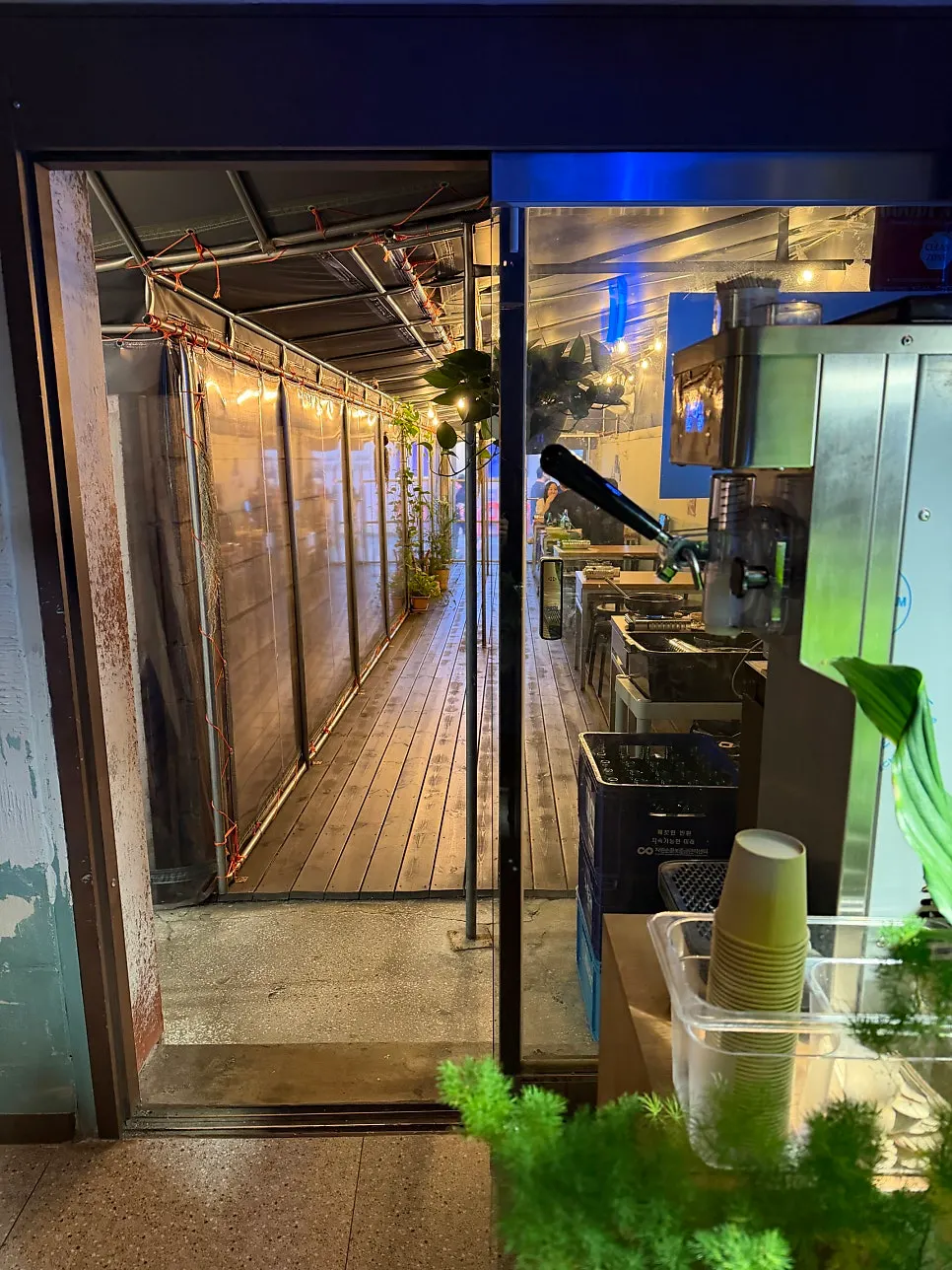 Food-stall-style outdoor seating at Jansang