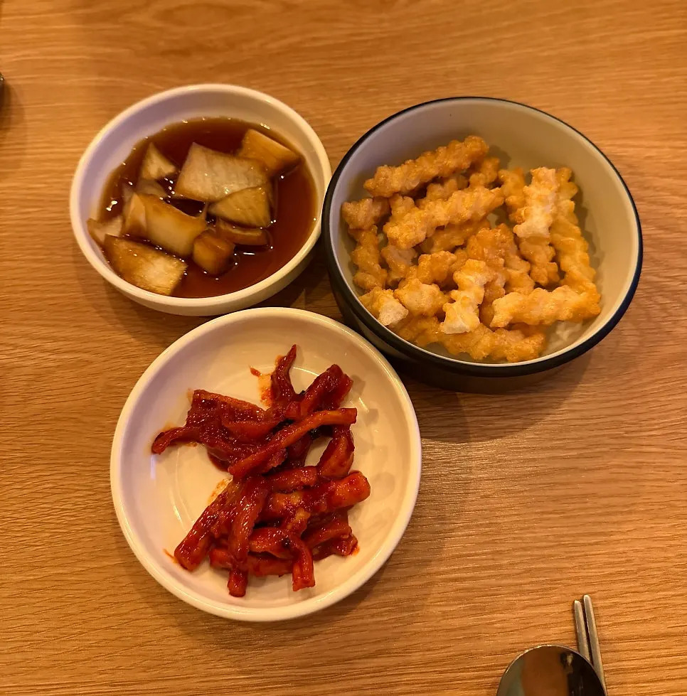 Basic side dishes: pickled onion and honey twist snack