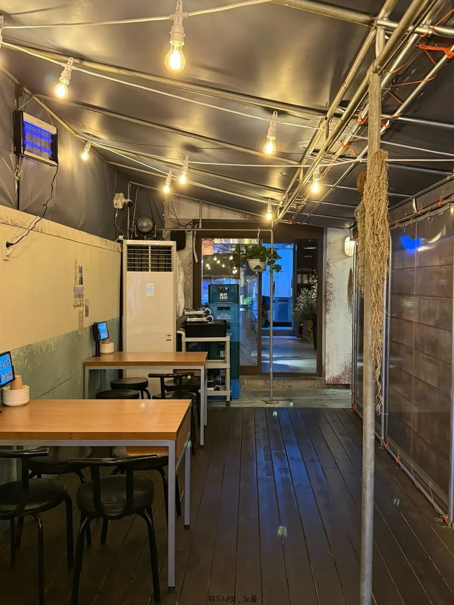 Tent-bar-style entrance seating at Jansang