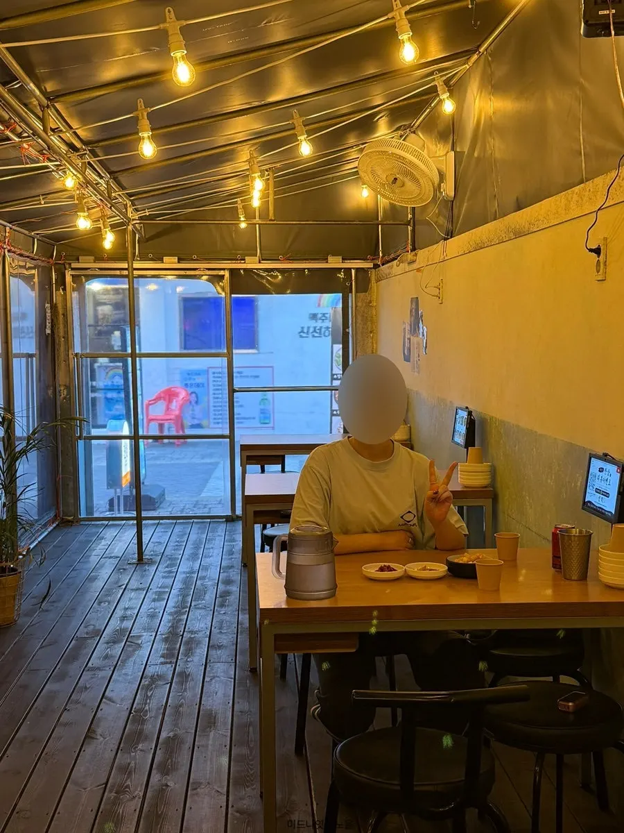 Table at Jansang with a full pojangmacha atmosphere