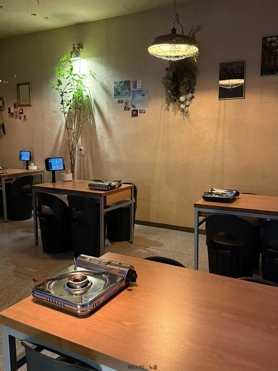 Overview of the lighting and seating inside Jansang
