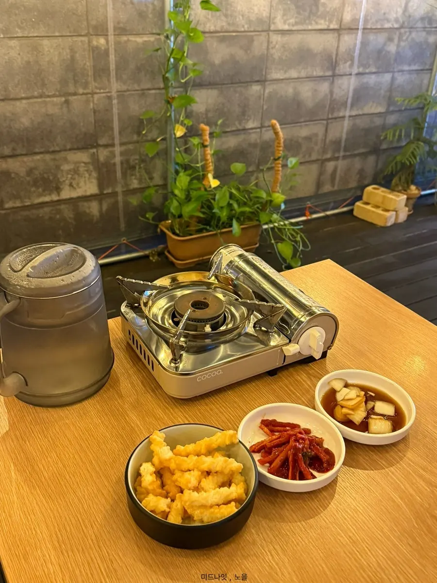 Jansang's complimentary honey kkwabaegi and side dishes