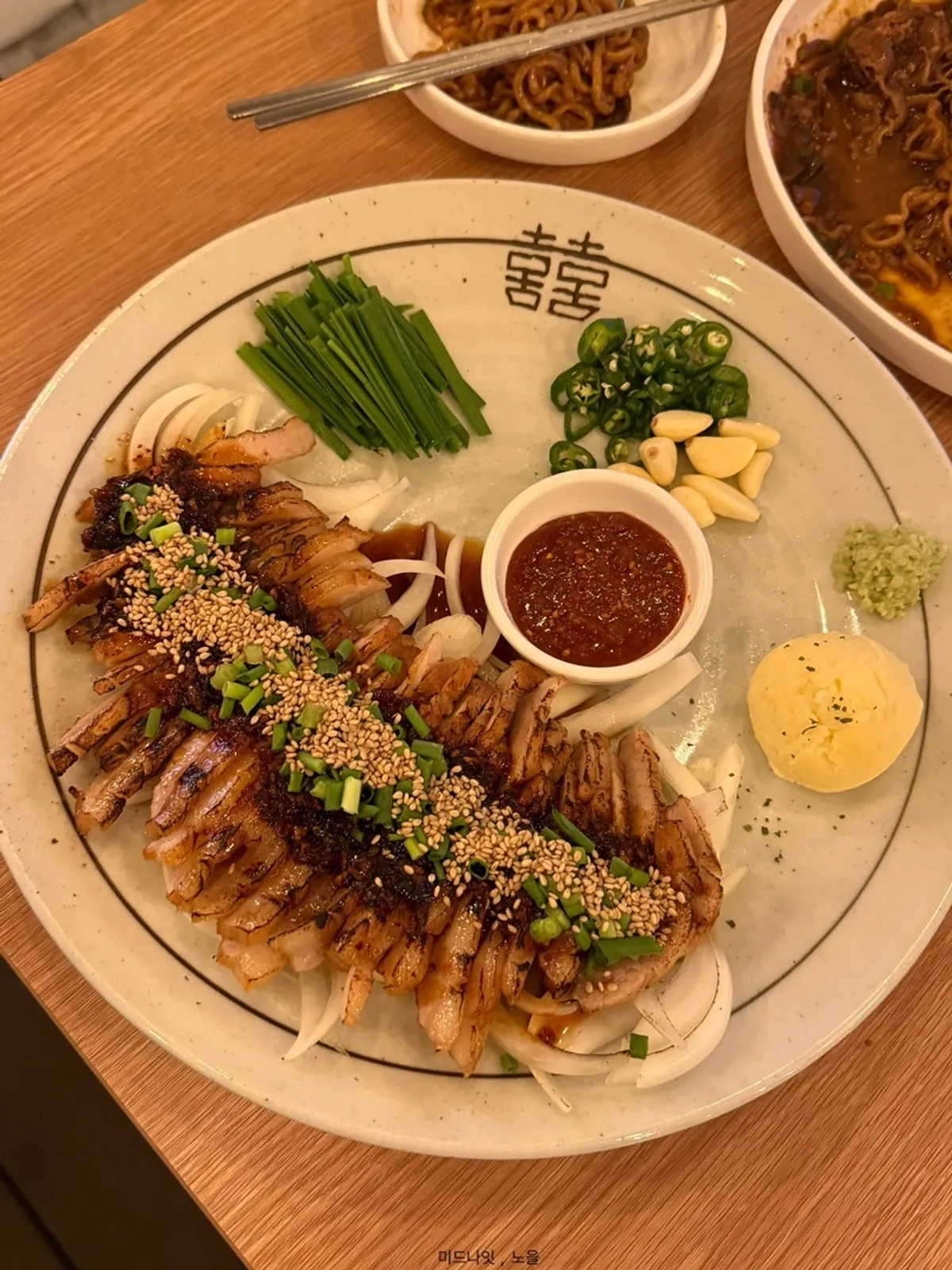 Bowl of jjagyechi served with pa-kimchi at Jansang