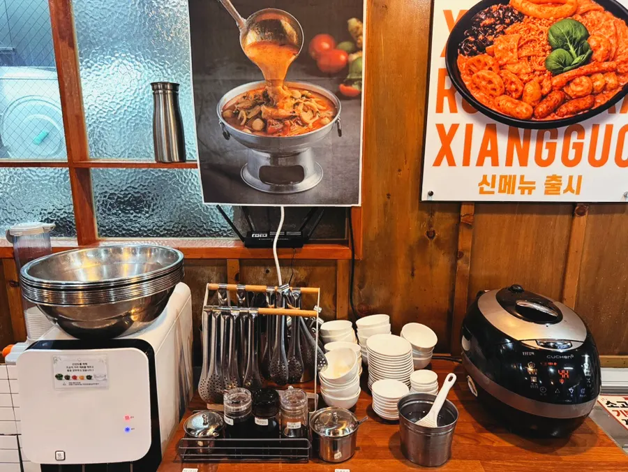 Self-service bar for sauces and rice