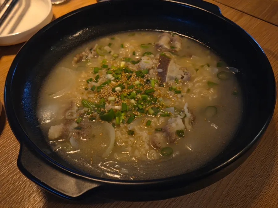 명란마요새우볶음과 곰탕면 상차림