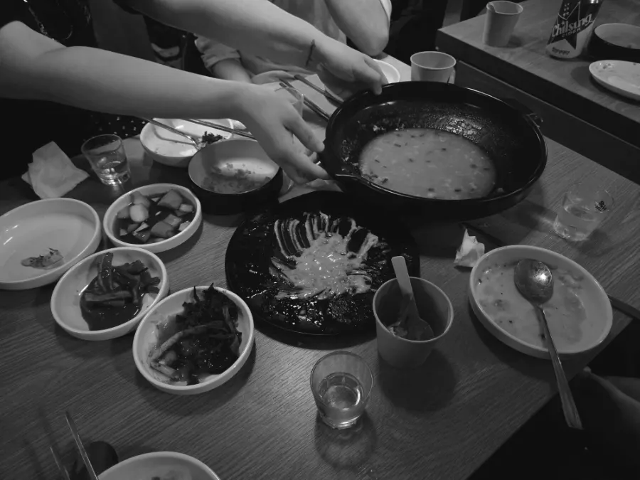 그래놀라와 바닐라 아이스크림 디저트