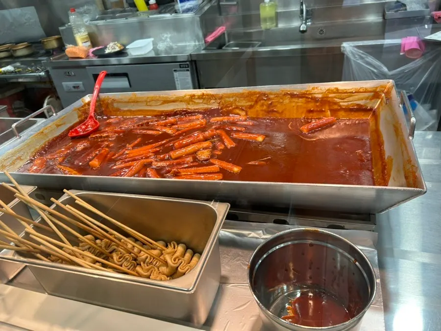 떡볶이 어묵 참치김밥이 차려진 한 상