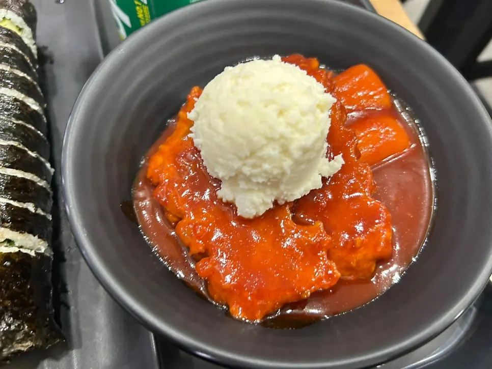 길쭉한 통가래떡이 들어간 떡볶이