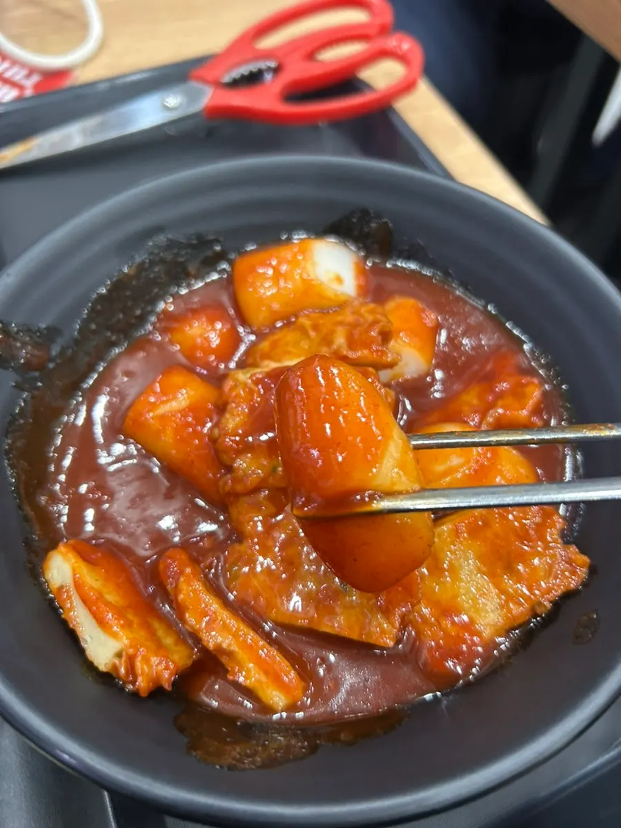 고추장 양념이 배어든 가래떡 떡볶이