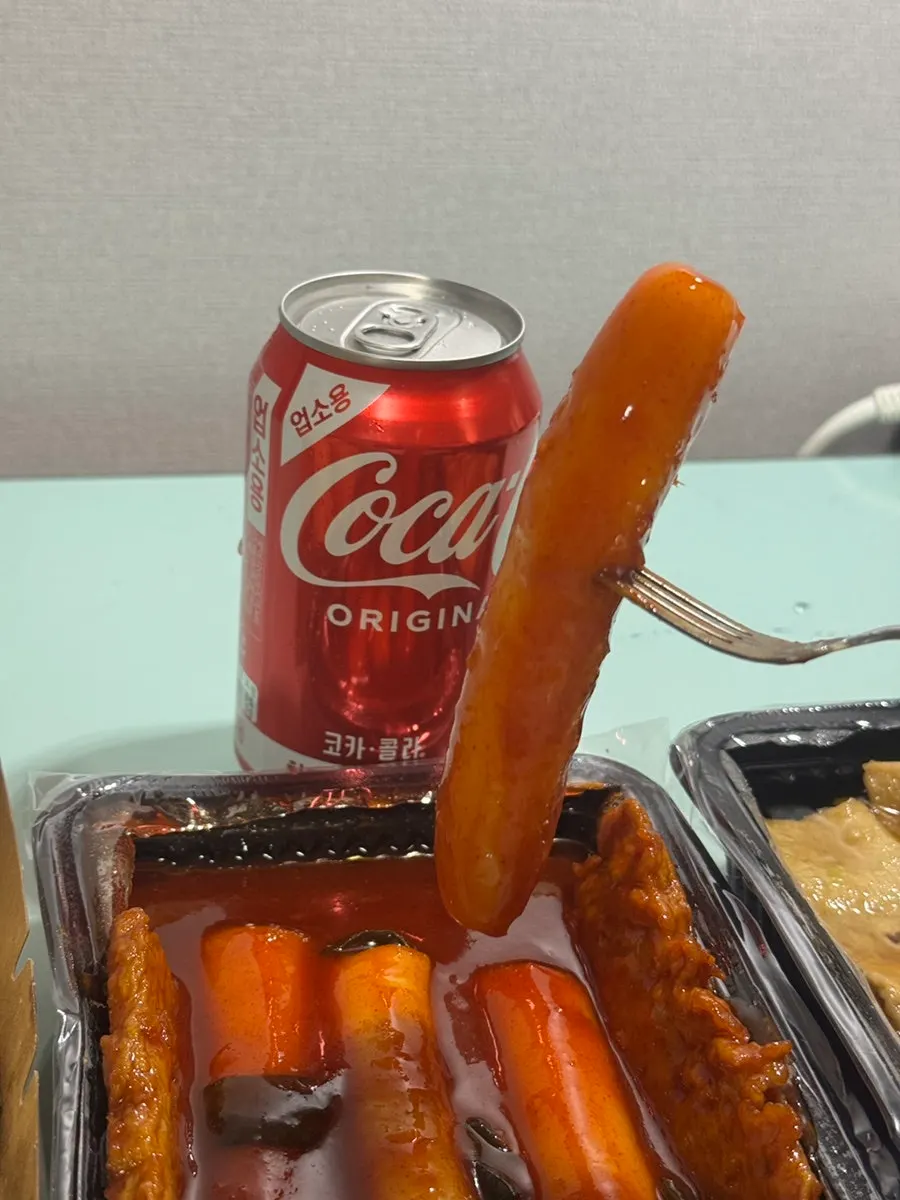 Tteokbokki rice cakes made from whole garaetteok