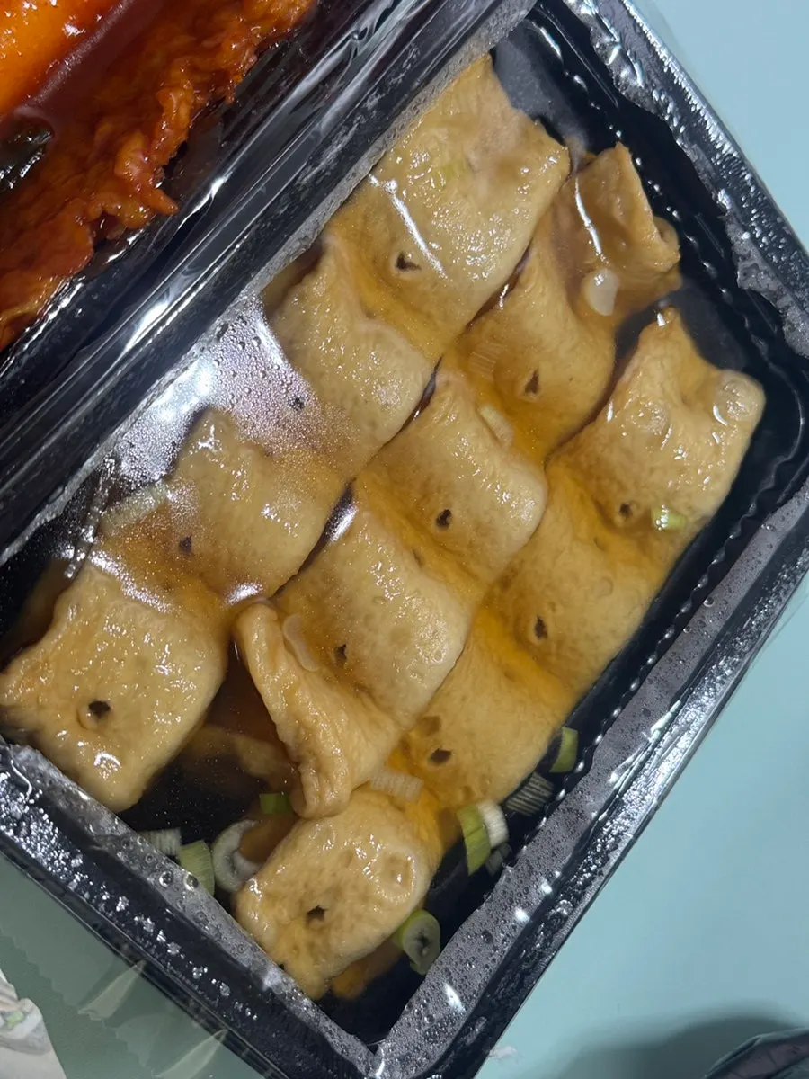 A single serving of tteokbokki with 4 rice cakes and 2 fish cakes