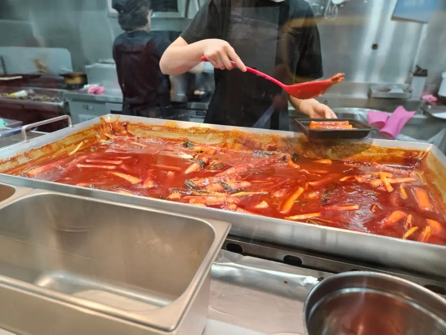 주문한 떡볶이와 김밥, 비빔만두 포장