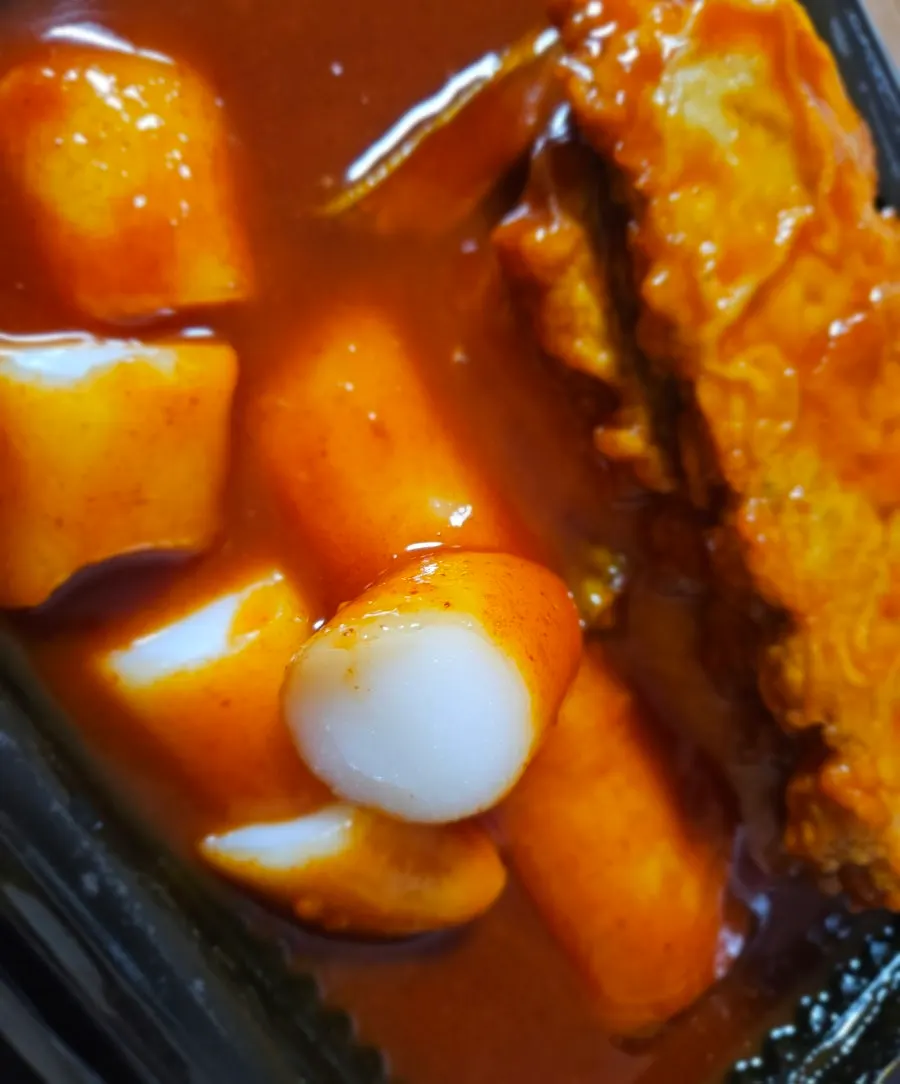 두툼한 어묵이 들어간 떡볶이