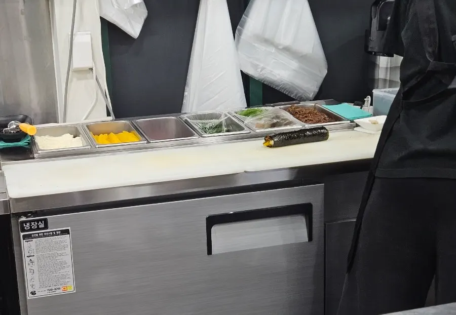 야채와 단무지, 김가루가 올라간 비빔만두