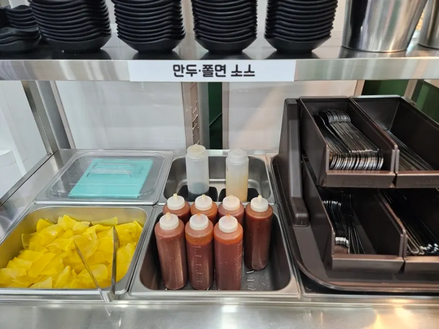 바삭한 만두에 비빔 야채를 올린 모습