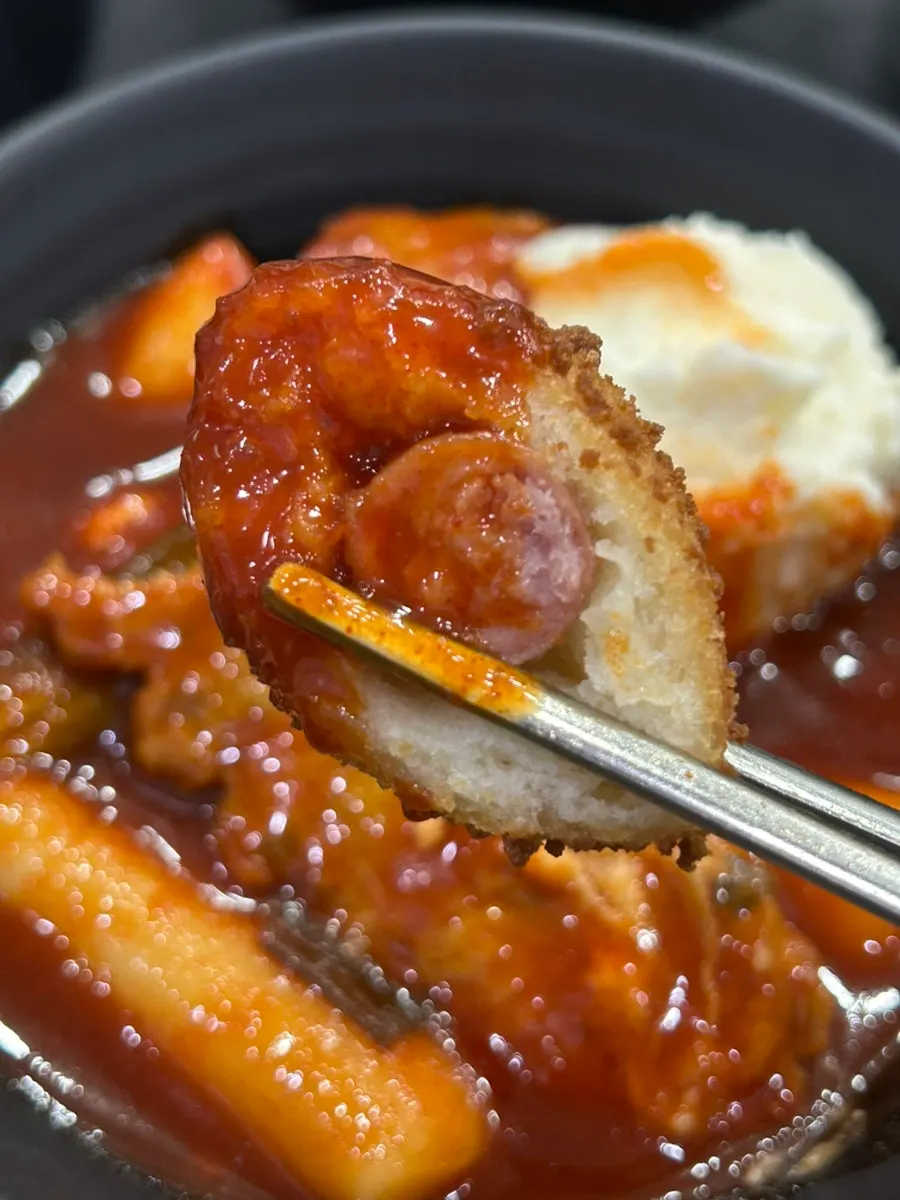 A bowl of garaetteok tteokbokki at Deokjane Bangatgan