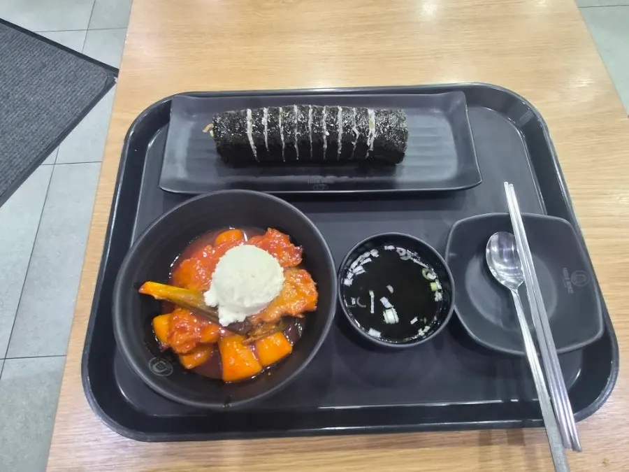 A bowl of rice tteokbokki made with garaetteok