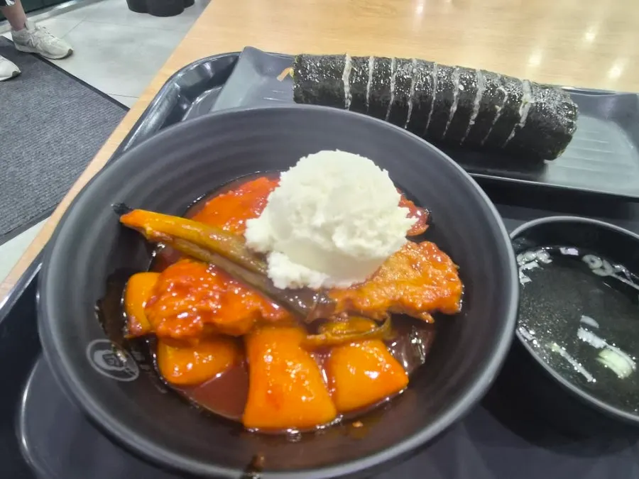 Rice tteokbokki and tuna gimbap served together on one tray