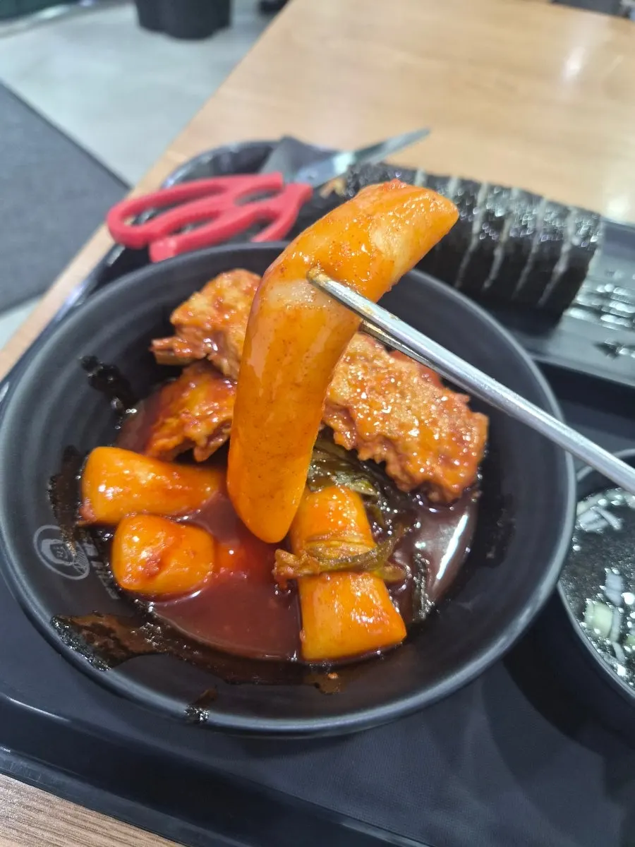 Scissors from the self-service corner next to the tteokbokki