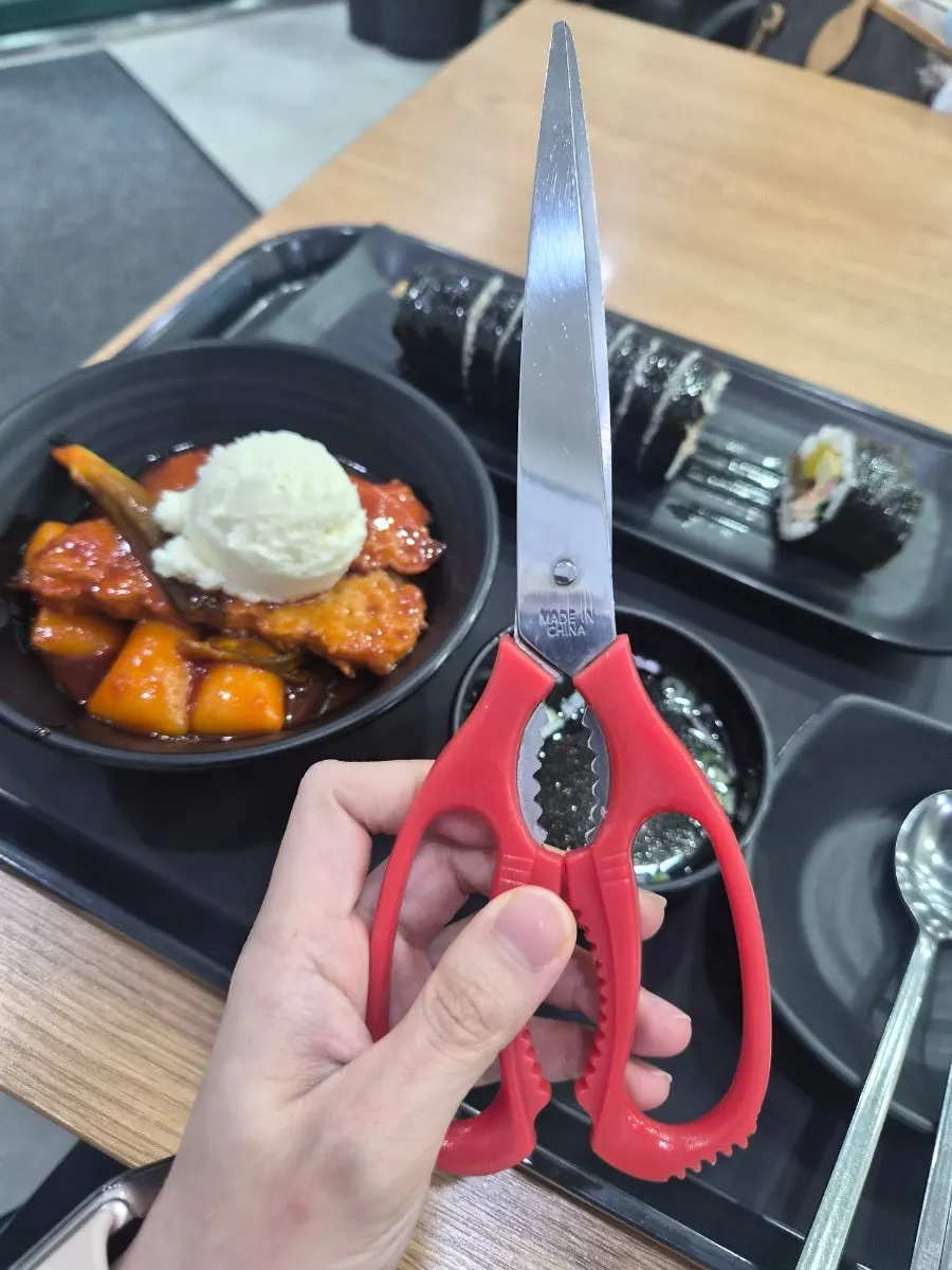Cutting the garaetteok with scissors