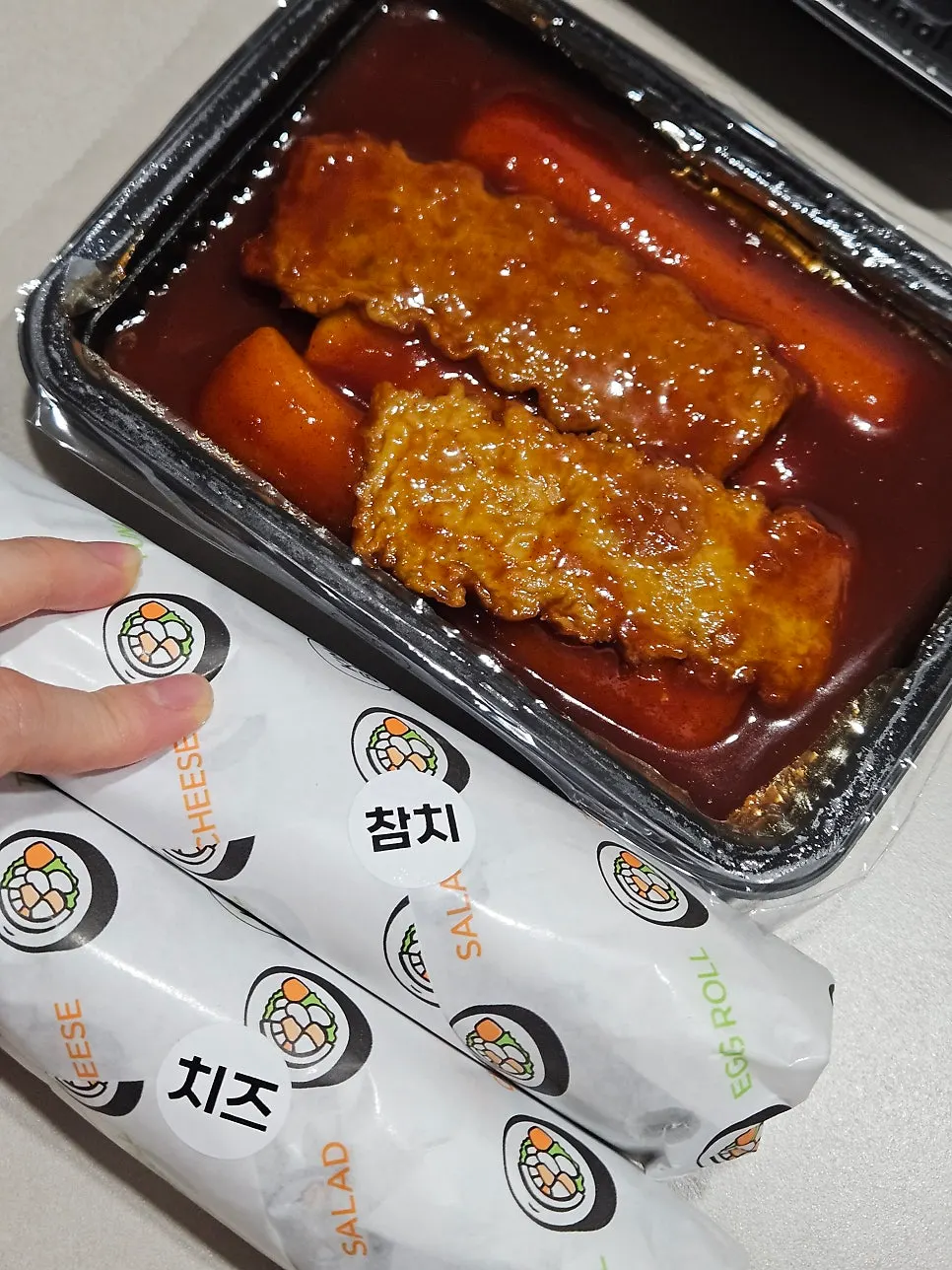チーズキンパと参鶏キンパを一緒に盛った皿
