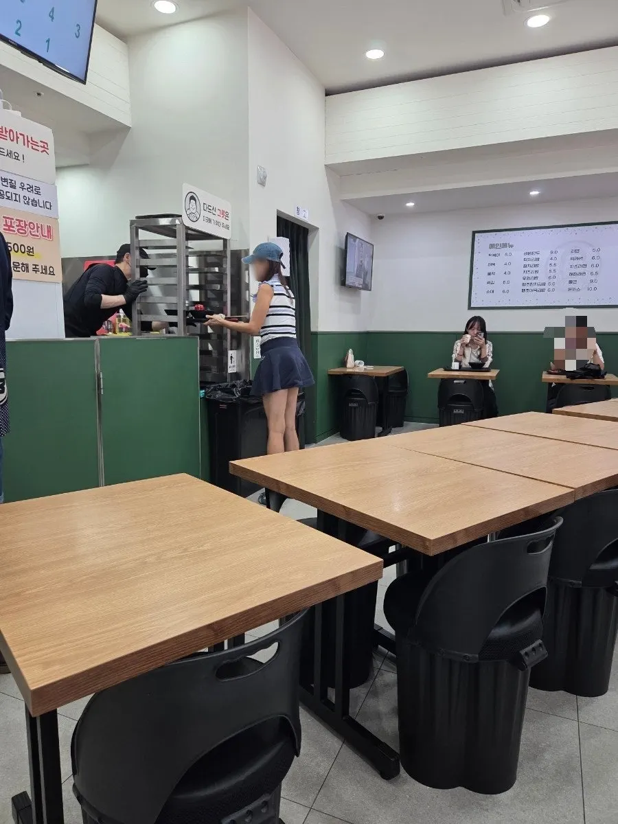 떡볶이와 비빔만두가 함께 놓인 테이블