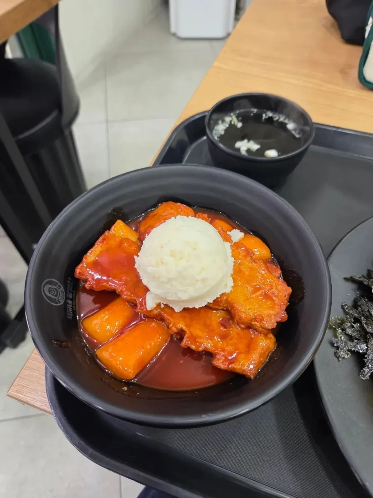 감자 샐러드를 올린 가래떡 떡볶이
