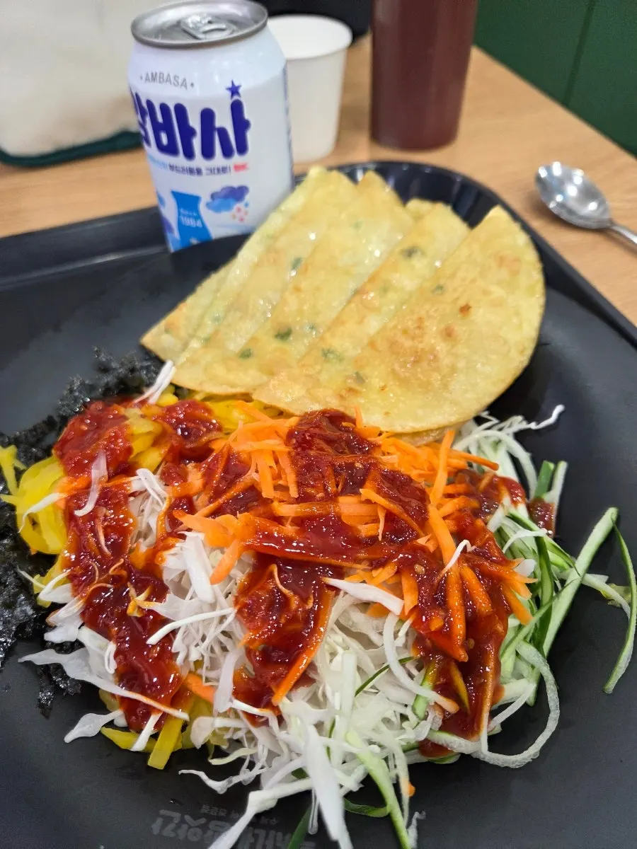 감자 샐러드에 찍어 먹는 떡볶이 떡