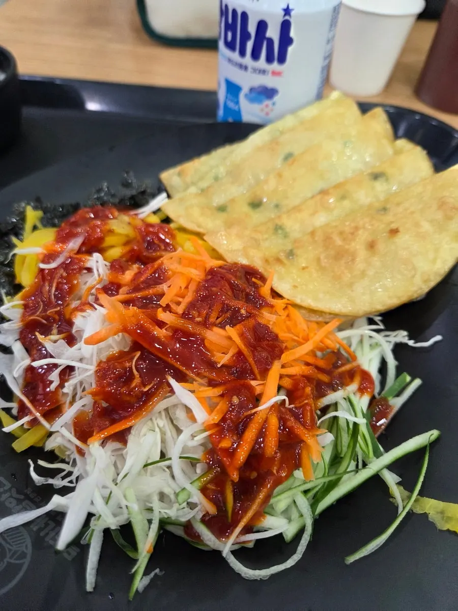 진한 소스가 밴 떡볶이 한 그릇
