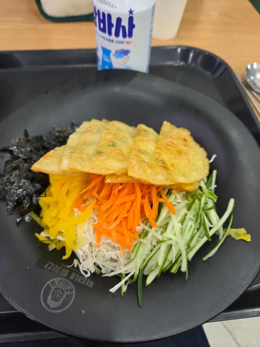 채소가 듬뿍 올라간 대구식 비빔만두