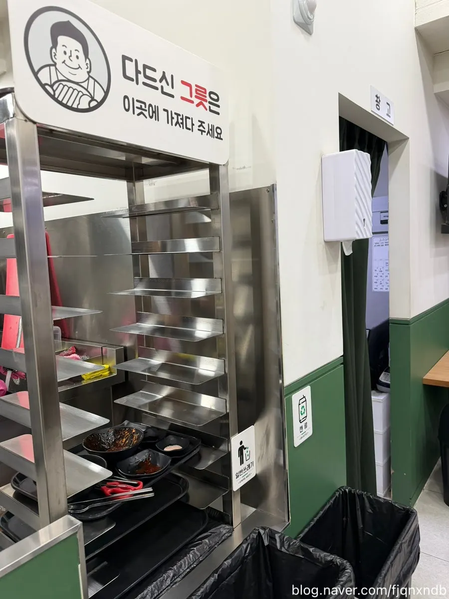 깔끔한 분식집 실내 풍경