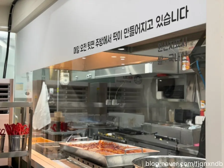 떡볶이 품절 안내가 붙은 매장 안내