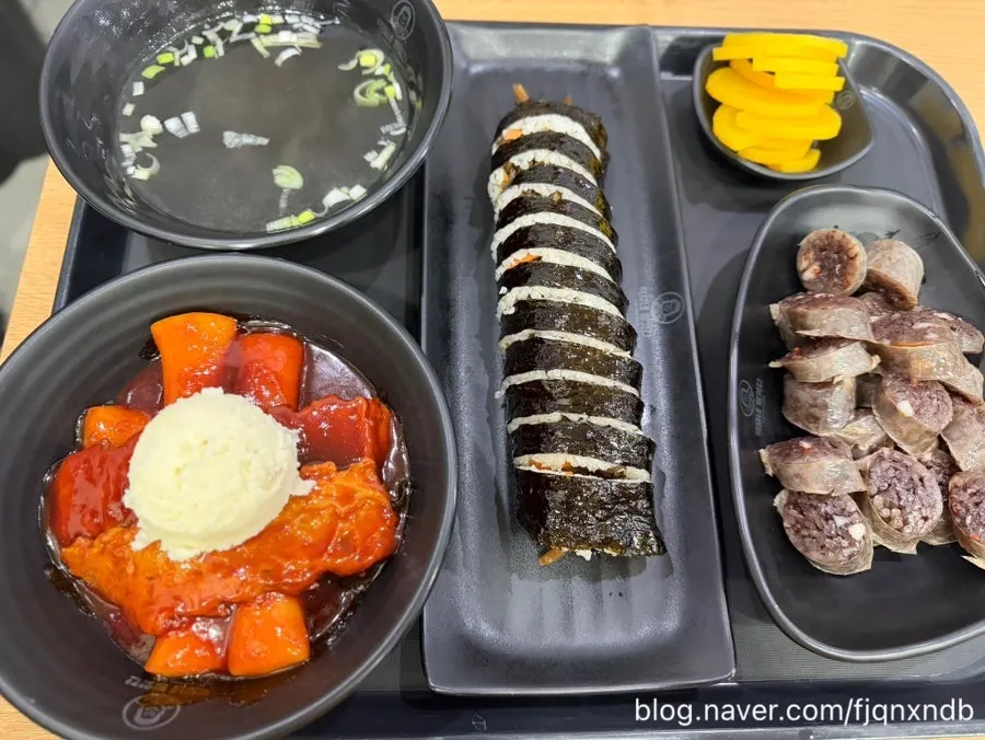 우엉김밥, 떡볶이, 순대로 차린 김떡순 한 상