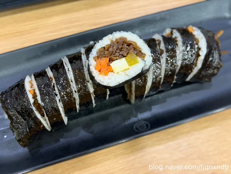 우엉이 가득 들어간 우엉김밥