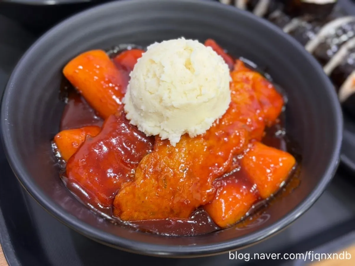 쫀쫀한 쌀떡이 보이는 떡볶이 클로즈업